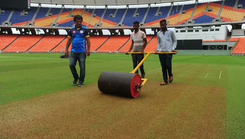 ചുവപ്പും കറുപ്പും നിറഞ്ഞ മണ്ണ്, ബാറ്റർമാർക്ക് തകർക്കാം; മോദി സ്റ്റേഡിയത്തിൽ ഇത്തവണ പുതിയ പിച്ച്