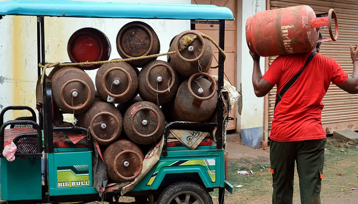 പാചകവാതക പ്രതിസന്ധി രൂക്ഷം, തിങ്കളാഴ്ച ഹോട്ടലുകൾ അടച്ച് സമരം