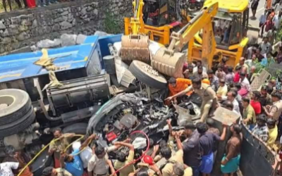 വെഞ്ഞാറമൂട് പാലാംകോണത്തിന് സമീപം ടിപ്പർ ലോറി തലകീഴായി മാറിഞ്ഞ് അപകടത്തിൽപ്പെട്ടു