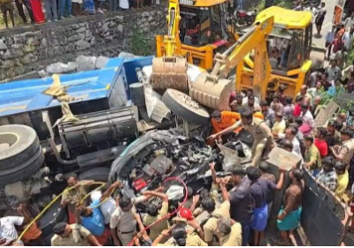 വെഞ്ഞാറമൂട് പാലാംകോണത്തിന് സമീപം ടിപ്പർ ലോറി തലകീഴായി മാറിഞ്ഞ് അപകടത്തിൽപ്പെട്ടു