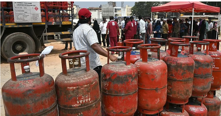 തിങ്കളാഴ്ച ഹോട്ടല്‍ സമരം ഇല്ല, പാചക വാതകം ലഭ്യമാക്കും