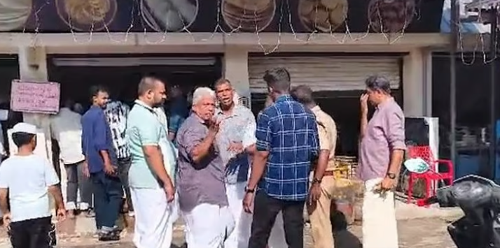 ഗ്യാസ് തീര്‍ന്നു, ഓര്‍ഡര്‍ ചെയ്ത പത്തിരി കൊടുക്കാന്‍ കഴിഞ്ഞില്ല; കായംകുളത്ത് തിക്കും തിരക്കും