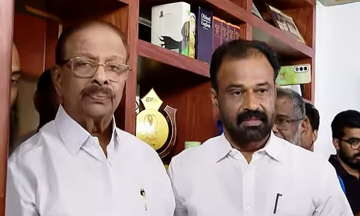പിന്തുണയും അനുഗ്രഹവും തേടി മോഹനനെത്തി; ഷാള്‍ അണിയിച്ച് സ്വീകരിച്ച് കെ സുധാകരന്‍