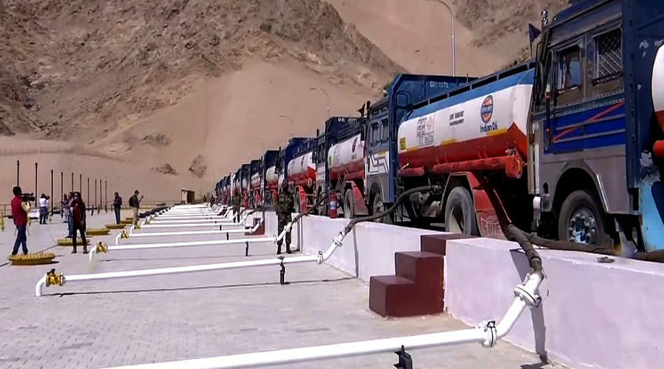 എണ്ണവിലയില്‍ വന്‍ കുതിപ്പ്, ബാരലിന് 114 ഡോളര്‍ കടന്നു; 23 ശതമാനത്തിന്റെ വര്‍ധന