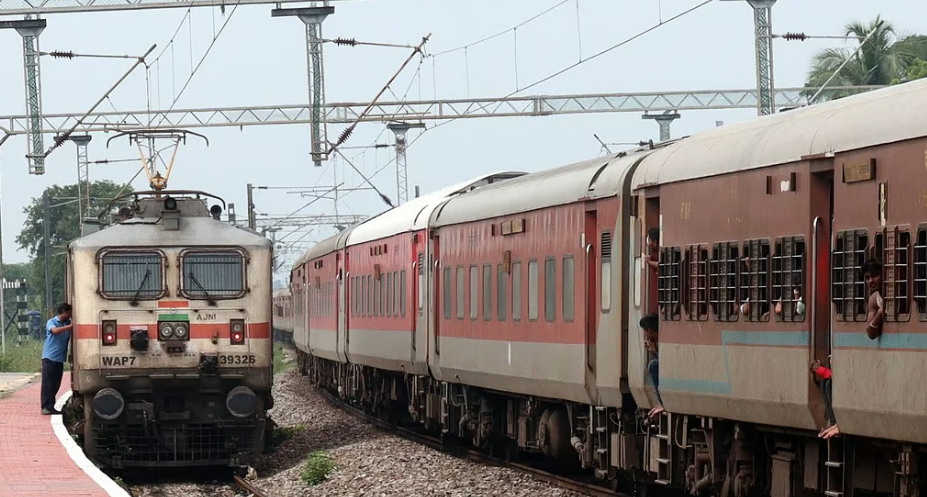 ട്രെയിനില്‍ റീല്‍സ് ചിത്രീകരണം, രണ്ട് മലയാളി യുവാക്കള്‍ക്കെതിരെ കേസ്