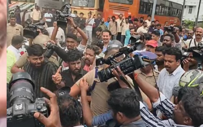 ഗണേഷ് കുമാറിനെതിരെ ബസുകളില്‍ പോസ്റ്റര്‍ ഒട്ടിച്ച് യൂത്ത് കോണ്‍ഗ്രസ് പ്രതിഷേധം, സംഘര്‍ഷം