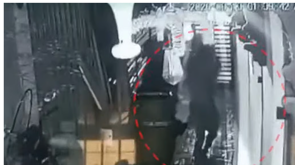 നിറച്ചുവച്ചതു മാത്രം പൊക്കി, കള്ളന്‍ കൊണ്ടുപോയത് ഗ്യാസ് സിലിണ്ടര്‍!; സിസിടിവി ദൃശ്യം പുറത്ത്