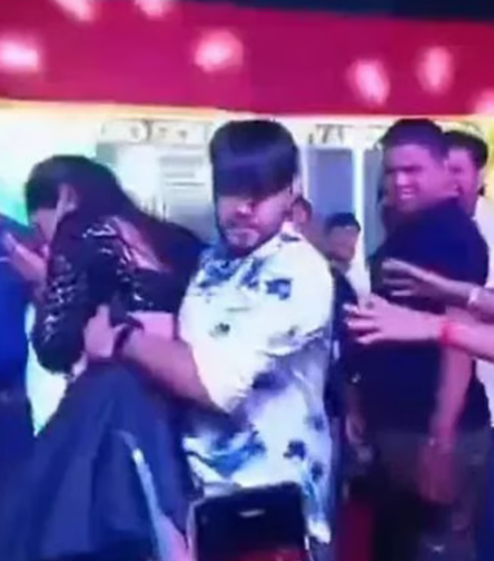 സ്റ്റേജ് ഷോയ്ക്കിടെ നര്ത്തകിയെ ആള്ക്കൂട്ടത്തിലേക്ക് എറിഞ്ഞ് ഗായകന്, വിമര്ശനം