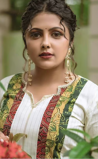 ‘ആഗ്രഹിച്ചതെല്ലാം നേടി, പക്ഷെ സന്തോഷിക്കാന്‍ പറ്റുന്നില്ല’; തുറന്നു പറഞ്ഞ് ശ്രീവിദ്യ മുല്ലച്ചേരി