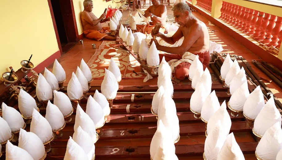 ഇരുന്നൂറ് കിലോ തുണി പുഴുങ്ങി ഉണക്കിയെടുത്തു, കൈപ്പന്തങ്ങള്‍ റെഡി; പൂരാവേശത്തില്‍ ആറാട്ടുപുഴ