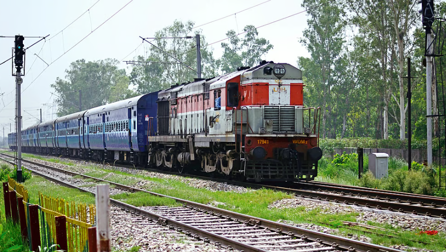 ട്രെയിനുകള്‍ക്ക് നേരെ കല്ലെറിഞ്ഞാല്‍ ജീവപര്യന്തം; നടപടി കടുപ്പിച്ച് റെയില്‍വേ