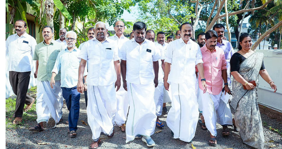 വിഡി സതീശന്റെ പത്രിക സ്വീകരിച്ചു; എല്‍ഡിഎഫ്-എന്‍ഡിഎ പരാതി തള്ളി