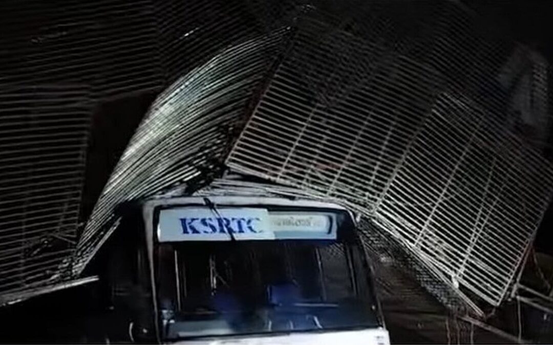 ക്ഷേത്രോത്സവം: അലങ്കാര ഗോപുരം തകർന്ന് കെഎസ്ആർടിസി ബസിന് മുകളിൽ വീണു; ദുരന്തം ഒഴിവായത് തലനാരിഴയ്ക്ക്