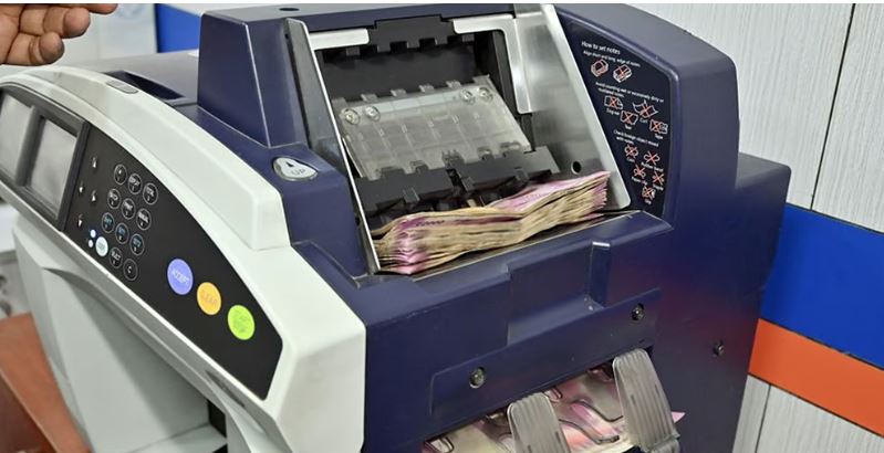 എണ്ണവില വില്ലനായി, രൂപയ്ക്ക് 18 പൈസയുടെ നഷ്ടം; സെന്‍സെക്‌സ് 450 പോയിന്റ് കുതിച്ചു