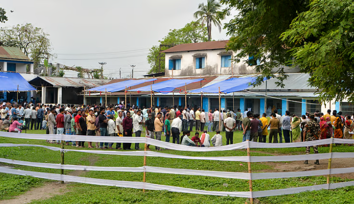 തമിഴ്‌നാട്ടില്‍ കനത്ത പോളിങ്, ബംഗാളില്‍ ബോംബേറ്, സംഘര്‍ഷം, റിപ്പോര്‍ട്ട് തേടി തെരഞ്ഞെടുപ്പ് കമ്മീഷന്‍
