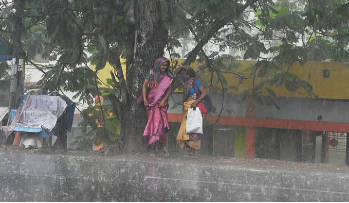 കൊടുംചൂടിന് ആശ്വാസമായി വേനല്‍ മഴ, ഇന്നും തുടരും; ഉയര്‍ന്ന താപനില മുന്നറിയിപ്പ്