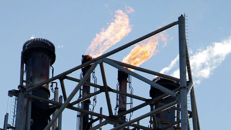 യുദ്ധം കനക്കുമെന്ന് ആശങ്ക; കുതിച്ച് എണ്ണവില, 111 ഡോളര് കടന്നു, ഇന്ധനവില കൂട്ടുമോ?