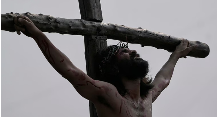 ഇന്ന് ദുഃഖവെള്ളി: യേശുവിന്റെ പീഡാനുഭവ സ്മരണയില്‍ വിശ്വാസികൾ