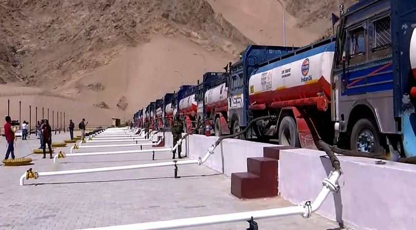 എണ്ണവില കുത്തനെ ഇടിഞ്ഞു, ബാരലിന് 94 ഡോളറിലേക്ക്; ഇന്ത്യയ്ക്ക് ആശ്വാസം