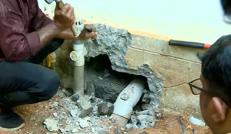 ഇതുവരെ കണ്ടെത്തിയത് അഞ്ചു ശംഖുവരയന്‍ പാമ്പുകളെ; മരിച്ച അല്‍ജോയുടെ വീടിന്റെ തറ പൊളിച്ച് പരിശോധിക്കുന്നു