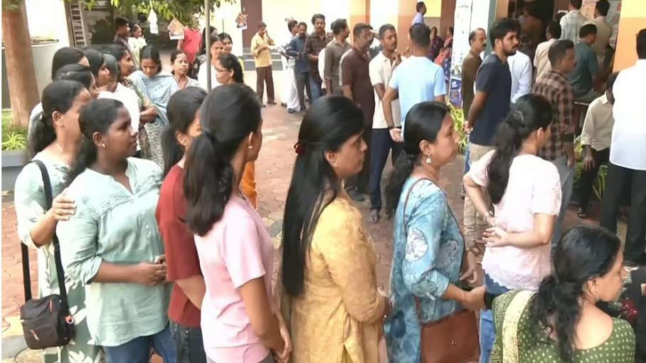 പോളിങ്ങ് ബൂത്തിൽ ഒളികാമറയുള്ള കണ്ണട ധരിച്ച് എത്തി; യുഡിഎഫ് സ്ഥാനാർഥിയുടെ ചീഫ് ഏജന്റ് പിടിയിൽ