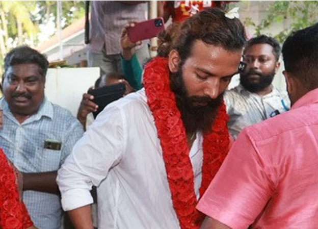 കുംഭമേള വൈറല്‍ പെണ്‍കുട്ടിയുടെ വയസ് 18 തന്നെ, ജനന സര്‍ട്ടിഫിക്കറ്റ് തിരുത്തിയത് പിന്നീടെന്ന് പൊലീസ്