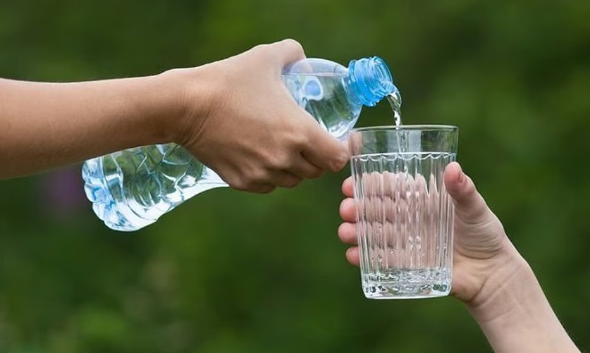 കഠിനമായ വെയിലത്ത് ജോലി ചെയ്യുന്നവർ ഇടക്കിടെ തണലത്ത് വിശ്രമിക്കുകയും ഓരോ അരമണിക്കൂർ കൂടുമ്പോഴും ലവണങ്ങൾ അടങ്ങിയ പാനീയങ്ങൾ കുടിക്കുകയും വേണം. വേനൽക്കാലത്തെ തളർച്ച വെറും ക്ഷീണമായി കണ്ട് തള്ളിക്കളയരുത്. കൃത്യമായ ലവണാംശം ശരീരത്തിൽ എത്തുന്നുണ്ടെന്ന് ഉറപ്പുവരുത്തുന്നത് ഇത്തരം അപകടങ്ങൾ ഒഴിവാക്കാൻ സഹായിക്കും