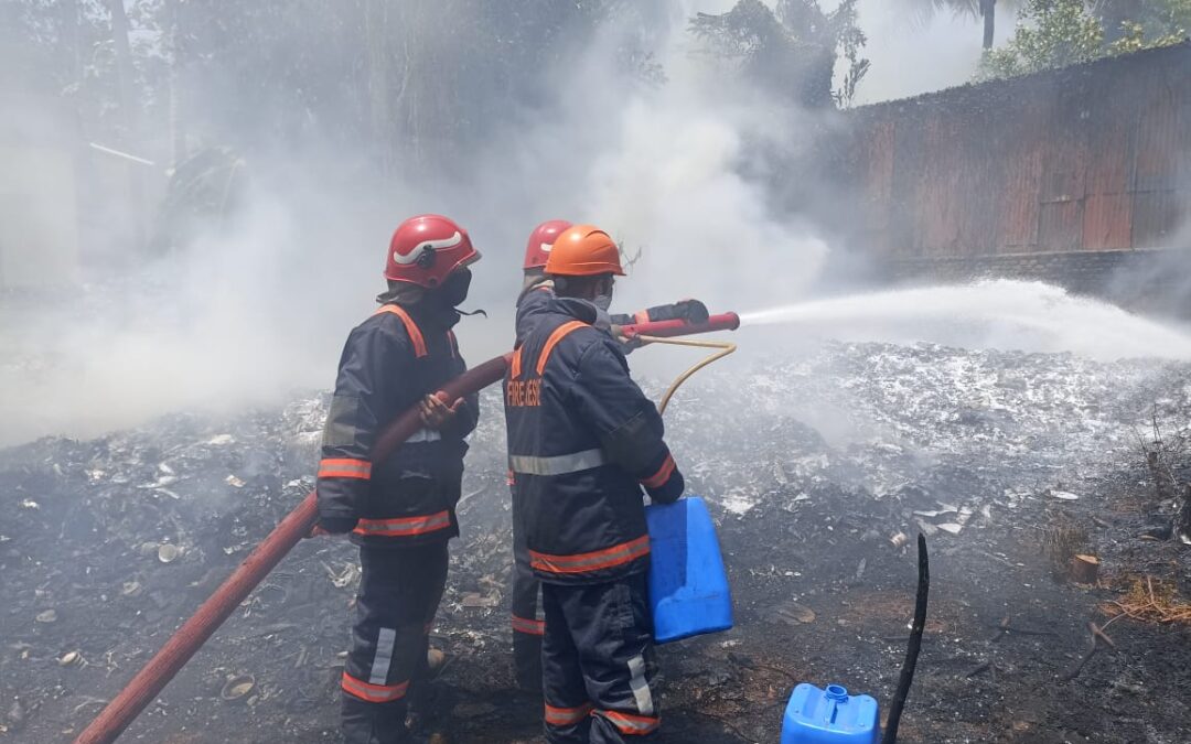 ചിറയിൻകീഴ് പണ്ടകശാലയിൽ ആക്രി സാധങ്ങൾ കൂട്ടിയിട്ടിരുന്ന പറമ്പിൽ തീ പിടിച്ചു