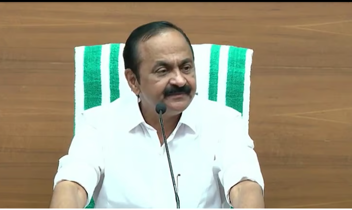 ഏതെങ്കിലും സത്യപ്രതിജ്ഞയ്ക്ക് ഇത്രയധികം ആളുകള്‍ വന്നിട്ടുണ്ടോ?, കീഴ്‌വഴക്കങ്ങള്‍ മാറേണ്ടതല്ലേ?; പ്രോട്ടോകോള്‍ ലംഘനത്തില്‍ വിശദീകരണം