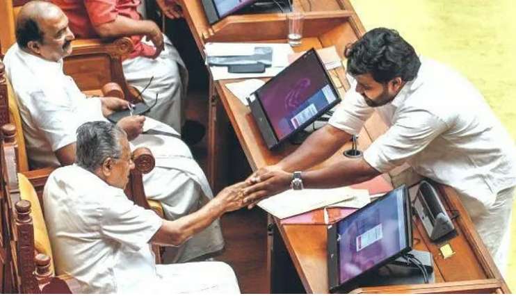 മധുര പ്രതികാരം! പിണറായിക്ക് കൈ കൊടുത്ത് എ ഡി തോമസ്