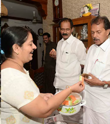 ‘പി ടീ,ദേ…. കാപ്പന്‍ ചേട്ടന്‍ വരുന്നു, നിങ്ങള്‍ ഇനിയും പരസ്പരം തുണയാവുക’; ഹൃദയം നുറുങ്ങി ഉമ തോമസ്