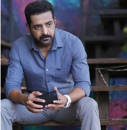 ‘വഴിയിൽ ലോറിയും ഇന്നോവ കാറും തകർന്നു കിടക്കുന്നത് കണ്ടിരുന്നു, സന്തോഷേട്ടന്റെ വണ്ടിയാണെന്ന് അറിഞ്ഞില്ല’; ഞെട്ടലോടെ കിഷോർ സത്യ