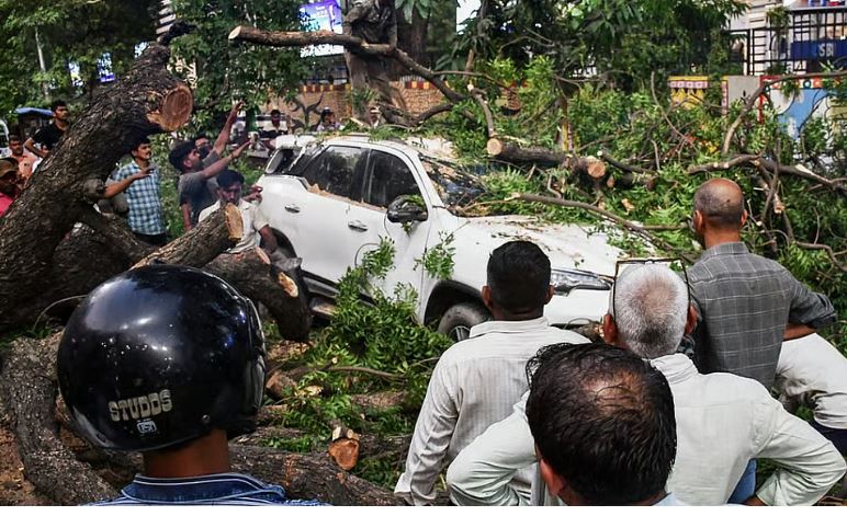യുപിയിൽ മരണം 89 കടന്നു; തകർത്തെറിഞ്ഞ് കൊടുങ്കാറ്റും മഴയും, ദുരിതാശ്വാസം ഉടൻ എത്തിക്കാൻ യോഗി