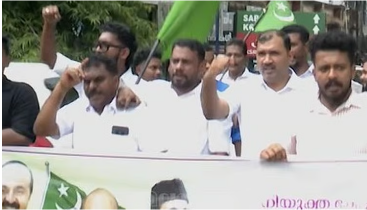 ജി സുകുമാരന് നായര്ക്കും വെള്ളാപ്പള്ളിക്കുമെതിരെ അസഭ്യവര്ഷവുമായി മുസ്ലീം ലീഗ് പ്രകടനം