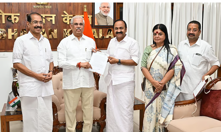 സത്യപ്രതിജ്ഞ വേദിയില്‍ മുഖ്യമന്ത്രിയും മന്ത്രിമാരും മാത്രം മതി; ലോക്ഭവന്‍ നിര്‍ദേശം
