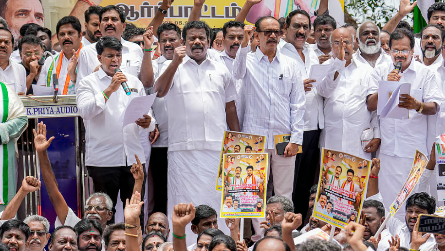 വിജയ്‌യെ മുഖ്യമന്ത്രിയാക്കണം; ചെന്നൈയിൽ രാജ്ഭവന് മുന്നിൽ ടിവികെ പ്രവർത്തകരുടെ പ്രതിഷേധം