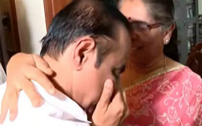 കണ്ണുനിറഞ്ഞ് വിതുമ്പി വി ഡി സതീശന്‍, ചേര്‍ത്തു പിടിച്ച് ആശ്വസിപ്പിച്ച് സുലേഖ; കാർത്തികേയന്റെ വീട്ടില്‍ വികാരനിര്‍ഭര നിമിഷങ്ങള്‍