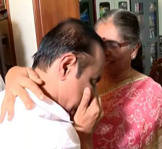 കണ്ണുനിറഞ്ഞ് വിതുമ്പി വി ഡി സതീശന്‍, ചേര്‍ത്തു പിടിച്ച് ആശ്വസിപ്പിച്ച് സുലേഖ; കാർത്തികേയന്റെ വീട്ടില്‍ വികാരനിര്‍ഭര നിമിഷങ്ങള്‍