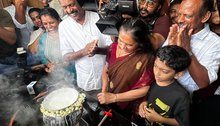 ‘സന്തോഷം അലയടിച്ച നിമിഷം’; വയനാട് ദുരന്ത ബാധിതരുടെ പുനരധിവാസം, കൽപ്പറ്റ ടൗൺഷിപ്പിൽ ആദ്യ കുടുംബം താമസമാരംഭിച്ചു