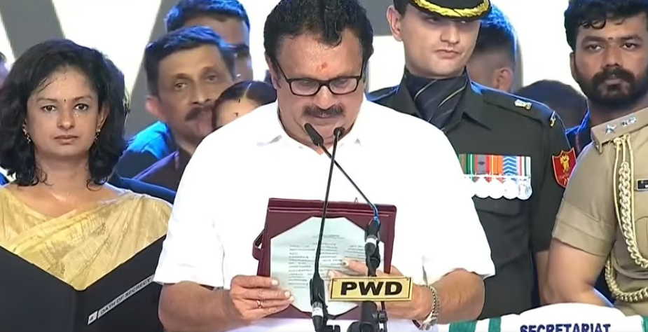 ‘മധുരം ഇംഗ്ലീഷ്’; മലയാളം ഒഴിവാക്കി മുരളീധരന്‍; ‘ദൈവനാമത്തില്‍’ ലീഗ് മന്ത്രിമാരുടെ സത്യപ്രതിജ്ഞ