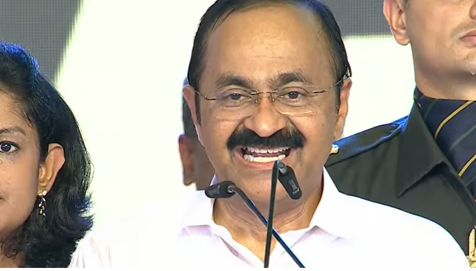 ഖാർഗെ നിർദ്ദേശിച്ചു, സതീശൻ തള്ളി; വകുപ്പ് വിഭജനത്തിൽ ഡൽഹിക്ക് മുന്നിൽ തലകുനിക്കാതെ മുഖ്യമന്ത്രി