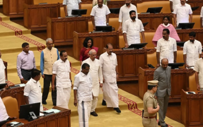 വന്ദേമാതരം: പ്രോട്ടോക്കോള്‍ ലംഘനമെന്ന് ഗവര്‍ണര്‍, എഴുന്നേറ്റു നില്‍ക്കേണ്ടെന്ന് പിണറായി, വിവാദം