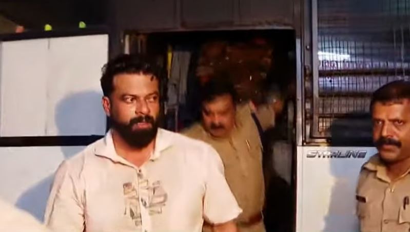 വധശ്രമക്കേസിൽ ബിജെപി കൗൺസിലർ അറസ്റ്റിൽ, പൊലീസിനെ വളഞ്ഞ് അനുയായികൾ; വെടിയുതിർത്ത് എസ്എച്ച്ഒ