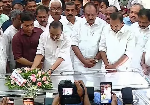 ‘അവസാന ശ്വാസം വരെ കോൺഗ്രസുകാരൻ, എന്റെ സുഹൃത്തിനെ ഓർത്ത് ഞാൻ അഭിമാനിക്കുന്നു’; സലിം കുമാറിന് അന്ത്യാഞ്ജലി അർപ്പിച്ച് മുഖ്യമന്ത്രി