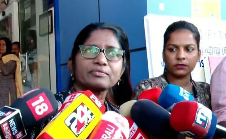 ‘ഞാനാണ് ഡിഎച്ച്എസ് എന്ന് കോടതി പറഞ്ഞിട്ടുണ്ട്’; ഇന്നും ആരോഗ്യവകുപ്പ് ആസ്ഥാനത്തെത്തി ഡോ. റീന, കസേരകളി തുടരുന്നു