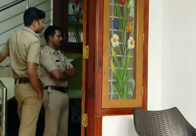 മക്കളുടെ മുന്നില്‍ വെച്ച് വീട്ടമ്മയെ കഴുത്തറുത്ത് കൊന്നു; ഭര്‍ത്താവ് ഒളിവില്‍