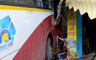തിരുവനന്തപുരത്ത് കെ.എസ്.ആർ.ടി.സി ബസ് ലോട്ടറി കടയിലേക്ക് ഇടിച്ചുകയറി; മൂന്ന് പേർക്ക് പരിക്ക്