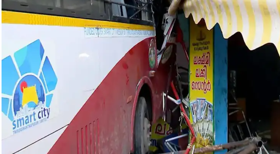 തിരുവനന്തപുരത്ത് കെ.എസ്.ആർ.ടി.സി ബസ് ലോട്ടറി കടയിലേക്ക് ഇടിച്ചുകയറി; മൂന്ന് പേർക്ക് പരിക്ക്