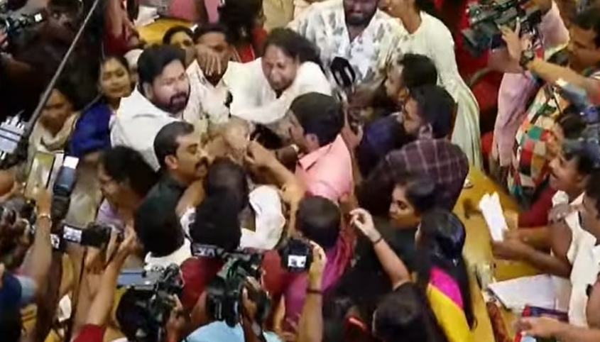 തിരുവനന്തപുരം കോര്‍പ്പറേഷനില്‍ കയ്യാങ്കളി, ബിജെപി- യുഡിഎഫ് അംഗങ്ങള്‍ ഏറ്റുമുട്ടി; ഹാജര്‍ രജിസ്റ്ററിനായി പിടിവലി