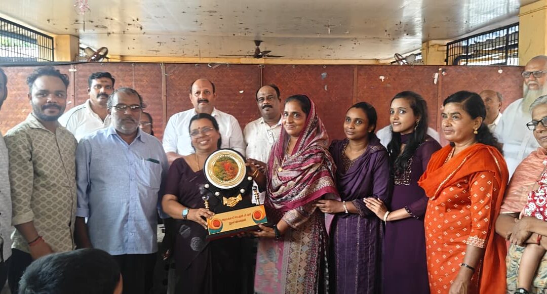 ആലംകോട് ഗവ എൽ പി എസിലെ പ്രഥമാധ്യാപികയ്ക്കു  ആദരവ് നൽകി
